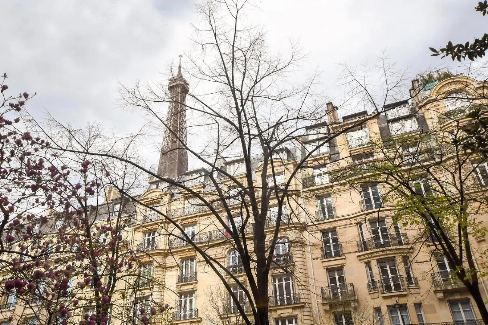 Modern Family Next To The Eiffel Tower Apartment