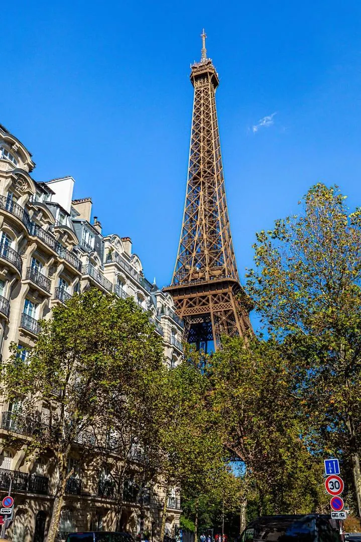 Modern Family Next To The Eiffel Tower アパート